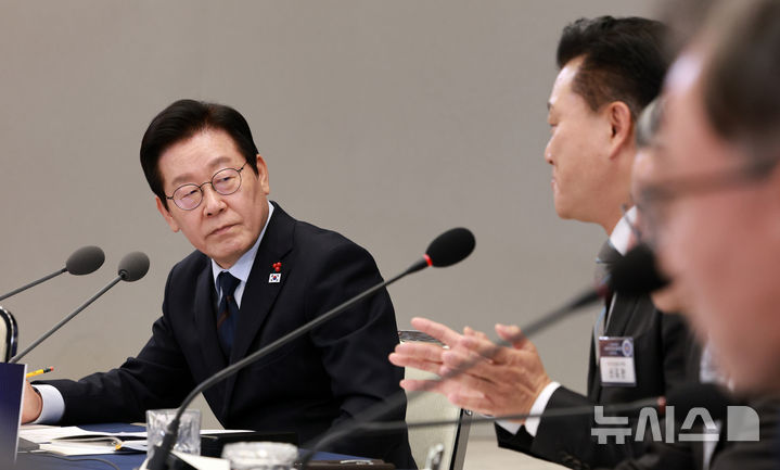 [서울=뉴시스] 고범준 기자 = 이재명 대통령이 8일 서울 용산 대통령실 청사에서 열린 지방시대위원회 보고회에서 신용한 지방시대위원회 부위원장 발언을 듣고 있다. 2025.12.08. bjko@newsis.com