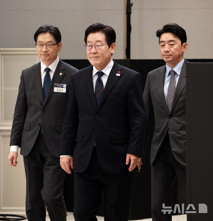 [서울=뉴시스] 고범준 기자 = 이재명 대통령이 8일 서울 용산 대통령실 청사에서 열린 지방시대위원회 보고회에 입장하고 있다. 왼쪽부터 김경수 지방시대위원장, 이 대통령, 강훈식 비서실장. 2025.12.08. bjko@newsis.com