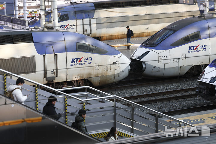 [서울=뉴시스] 김근수 기자 = 8일 서울역사 내에서 승객들이 KTX를 타기 위해 이동하고 있다.  국토교통부는 이원화된 고속철도 통합 로드맵'을 발표했다. 수서역 SRT의 좌석 부족 문제를 해결하기 위해 서비스 통합해 내년 3월부터 서울발 KTX와 수서발 SRT 교차 운행을 추진하기로 했다. 현재 20량, 955석 규모로 SRT보다 좌석수가 많은 KTX-1 차량을 수서역에 투입해 운행하고, SRT 열차도 서울역 출발을 하는 등 기·종점 구분없이 교차 투입하는 방식이다. 2025.12.08. ks@newsis.com