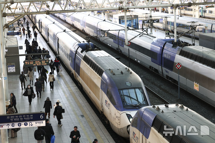[서울=뉴시스] 김근수 기자 = 8일 서울역 승강장에서 승객들이 KTX를 타기 위해 이동하고 있다.  국토교통부는 이원화된 고속철도 통합 로드맵'을 발표했다. 수서역 SRT의 좌석 부족 문제를 해결하기 위해 서비스 통합해 내년 3월부터 서울발 KTX와 수서발 SRT 교차 운행을 추진하기로 했다. 현재 20량, 955석 규모로 SRT보다 좌석수가 많은 KTX-1 차량을 수서역에 투입해 운행하고, SRT 열차도 서울역 출발을 하는 등 기·종점 구분없이 교차 투입하는 방식이다. 2025.12.08. ks@newsis.com