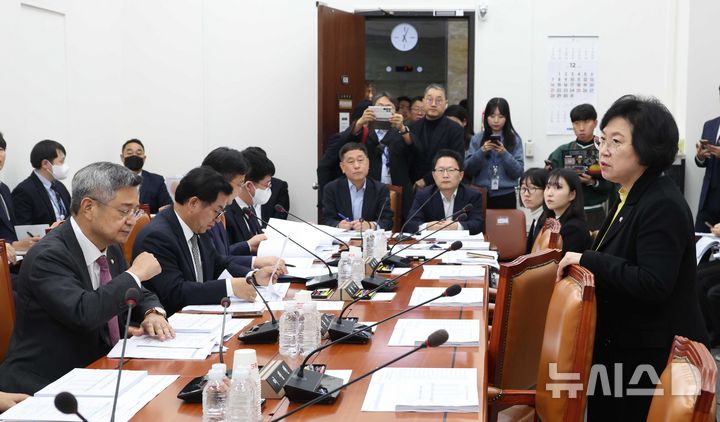 [서울=뉴시스] 조성봉 기자 = 김현 국회 과방위 정보통신방송법안심사소위원장이 8일 오후 서울 여의도 국회에서 열린 과학기술정보방송통신위원회 정보통신방송법안심사소위원회에 앞서 김장겸 국민의힘 의원 등과 대화를 하고 있다. 2025.12.08. suncho21@newsis.com