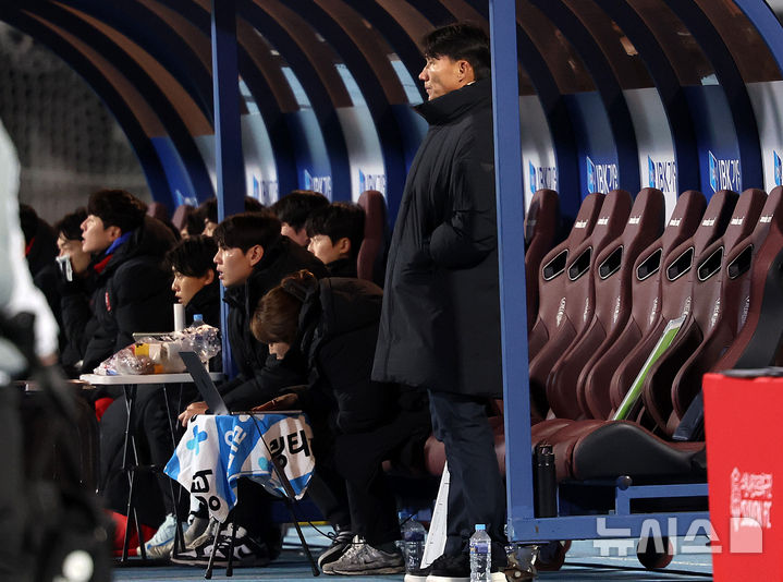 [수원=뉴시스] 이영환 기자 = 8일 오후 수원 장안구 수원종합운동장에서 열린 K리그1 수원FC와 K리그2 부천FC의 승강 플레이오프(PO) 2차전 경기 전반전, 부천 이영민 감독이 경기를 지켜보고 있다. 2025.12.08. 20hwan@newsis.com