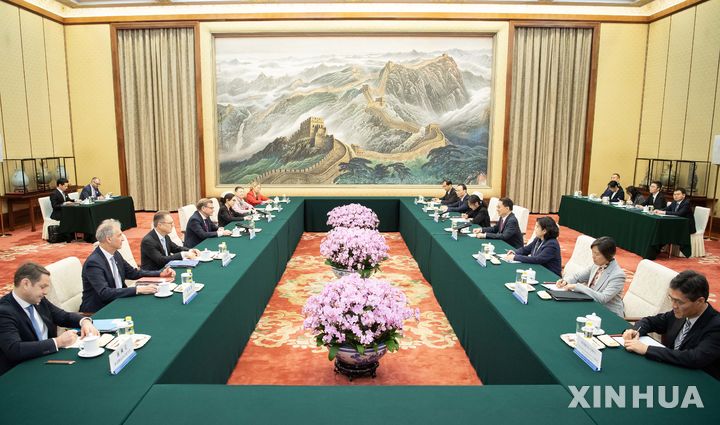 [베이징=신화/뉴시스] 8일 중국 베이징에서 한정 중국 부주석과 요한 바데풀 독일 외무장관이 회담하고 있다. 2025.12.09.