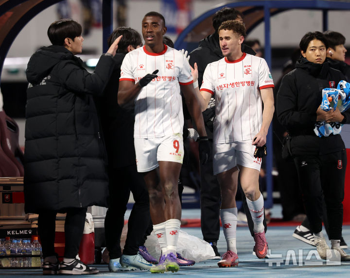 [수원=뉴시스] 이영환 기자 = 8일 오후 수원 장안구 수원종합운동장에서 열린 K리그1 수원FC와 K리그2 부천FC의 승강 플레이오프(PO) 2차전 경기 후반전, 부천 갈레고와 몬타뇨가 교체돼 벤치로 들어가고 있다. 2025.12.08. 20hwan@newsis.com