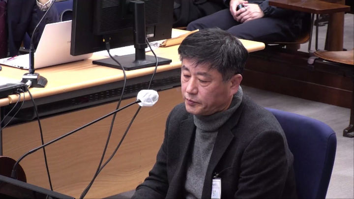 [서울=뉴시스] 12·3 비상계엄 사태 과정에서 이른바 '비선 실세' 역할을 한 것으로 알려진 노상원 전 정보사령관이 지난 8일 서울중앙지방법원에서 열린 윤석열 전 대통령 재판에 출석해 대부분의 질문에 증언을 거부했다. (사진=서울중앙지방법원 제공). 2025.12.08. photo@newsis.com *재판매 및 DB 금지