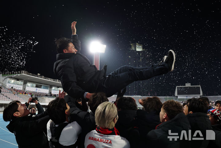 [수원=뉴시스] 이영환 기자 = 8일 오후 수원 장안구 수원종합운동장에서 열린 K리그1 수원FC와 K리그2 부천FC의 승강 플레이오프(PO) 2차전 경기 3-2로 승리해 K리그1 승격에 성공한 부천 선수들이 이영민 감독을 헹가래 치고 있다. 2025.12.08. 20hwan@newsis.com