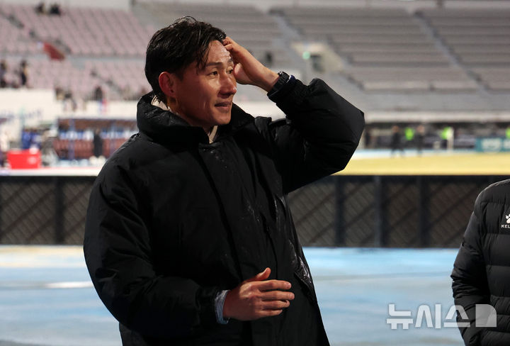 [수원=뉴시스] 이영환 기자 = 8일 오후 수원 장안구 수원종합운동장에서 열린 K리그1 수원FC와 K리그2 부천FC의 승강 플레이오프(PO) 2차전 경기 3-2로 승리해 K리그1 승격에 성공한 부천 이영민 감독이 머리를 넘기고 있다. 2025.12.08. 20hwan@newsis.com