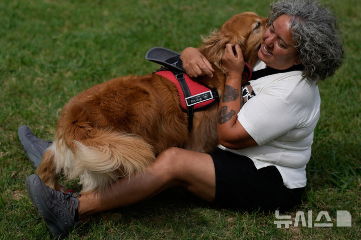 [부에노스아이레스=AP/뉴시스] 8일(현지 시간) 아르헨티나 부에노스아이레스 팔레르모 공원에서 열린 세계에서 가장 많은 골든 리트리버가 한자리에 모이는 세계 기록 도전 행사에 참가한 참가자들이 반려견과 즐거운 시간을 보내고 있다. 2025.12.09.