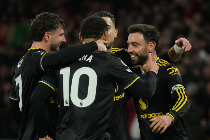 [울버햄프턴=AP/뉴시스] 맨체스터 유나이티드(맨유)의 브루노 페르난데스(오른쪽)가 8일(현지 시간) 영국 울버햄프턴 몰리뉴 스타디움에서 열린 2025-26 프리미어리그 15라운드 울버햄프턴 원더러스와 경기 전반 25분 선제골을 넣고 동료들과 기쁨을 나누고 있다. 페르난데스는 2골 1도움을 기록하며 팀의 4-1 승리를 이끌었다. 황희찬이 결장한 울버햄프턴은 개막 이후 2무 13패로 최하위에 머물고 있다. 2025.12.09.