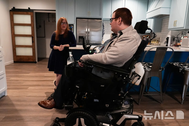 [트러스빌=AP/뉴시스] 카시 라폰(좌)이 남편 콜린 라폰과 함께 자택에 있다. 2025.11.21.