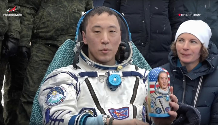 [제즈카즈간=AP/뉴시스] 미 항공우주국(NASA)의 한국계 우주비행사 조니 킴이 지난 19일(현지 시간) NASA 존슨우주센터에서 열린 기자회견에서 '한국인으로서 정체성이 삶에 영향력을 미쳤다고 생각하는지'에 대해 "지금의 저를 만드는 데 큰 영향을 미쳤다"며 "공감 능력에 대해 많이 생각하게 된다"고 말했다. 사진은 조니킴이 귀환한 후 본인의 모습을 본인 모습을 형상화한 러시아 목각인형을 들고 있는 모습. 2025.12.22.