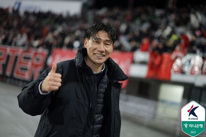 [서울=뉴시스]프로축구 부천FC 승격 꿈 이룬 이영민 감독. (사진=한국프로축구연맹 제공)