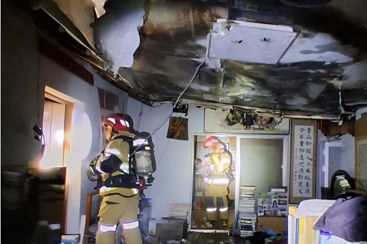 [예천=뉴시스] 예천군 효자면 단독주택 화재 현장 (사진=경북소방본부 제공) 2025.12.09. photo@newsis.com *재판매 및 DB 금지