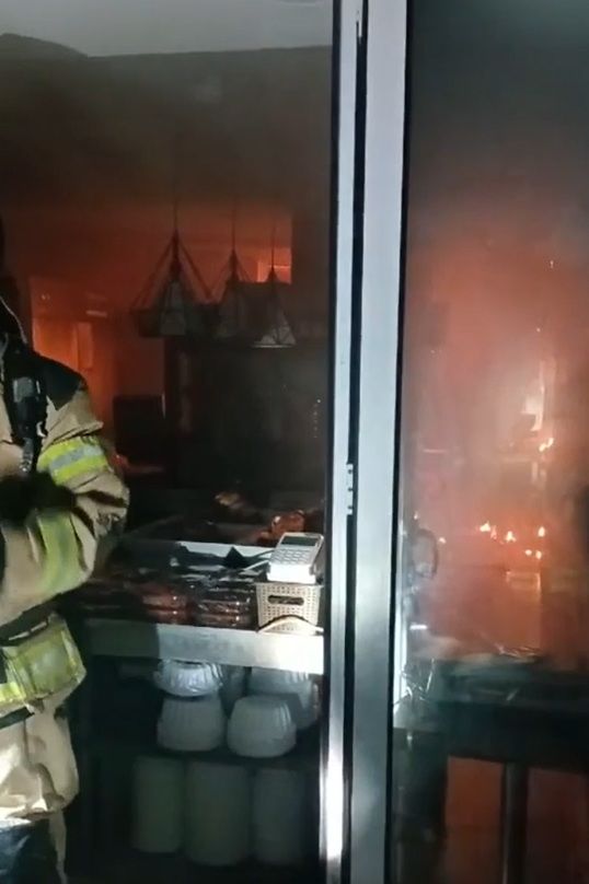 [인천=뉴시스] 9일 오전 인천 미추홀구 신기시장에서 화재가 발생해 소방당국이 진화에 나서고 있다. (사진=인천소방본부 제공) 2025.12.09. photo@newsis.com *재판매 및 DB 금지