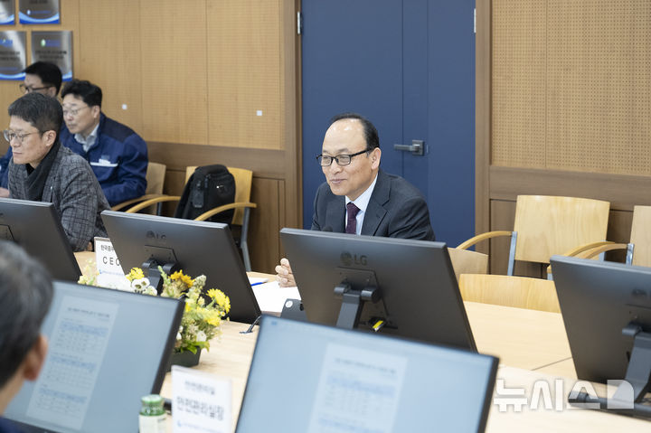 [세종=뉴시스]이영조 중부발전 사장은 보령발전본부를 직접 방문해 '전력수급 점검 회의'를 주재하고 겨울철 발전설비 안정 운영 방안을 집중적으로 논의했다.(사진=중부발전 제공)