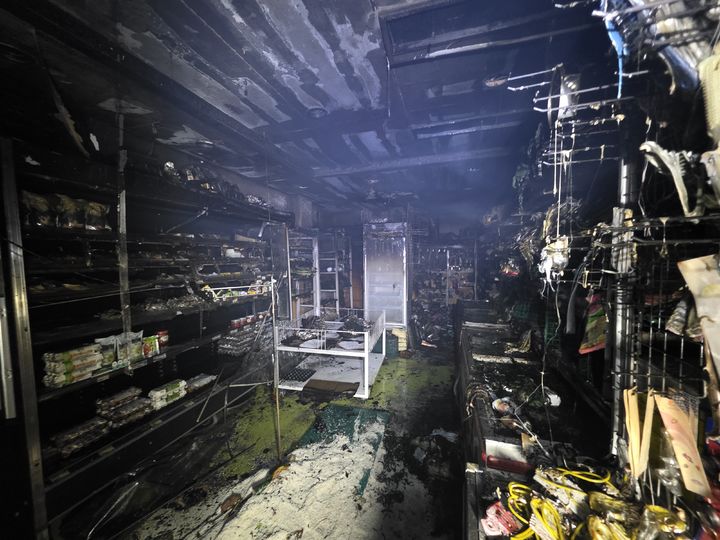 [부산=뉴시스] 9일 오전 부산 부산진구의 한 3층짜리 상가건물 1층 마트 매장에서 불이 났다. (사진=부산소방재난본부 제공) 2025.12.09. photo@newsis.com *재판매 및 DB 금지