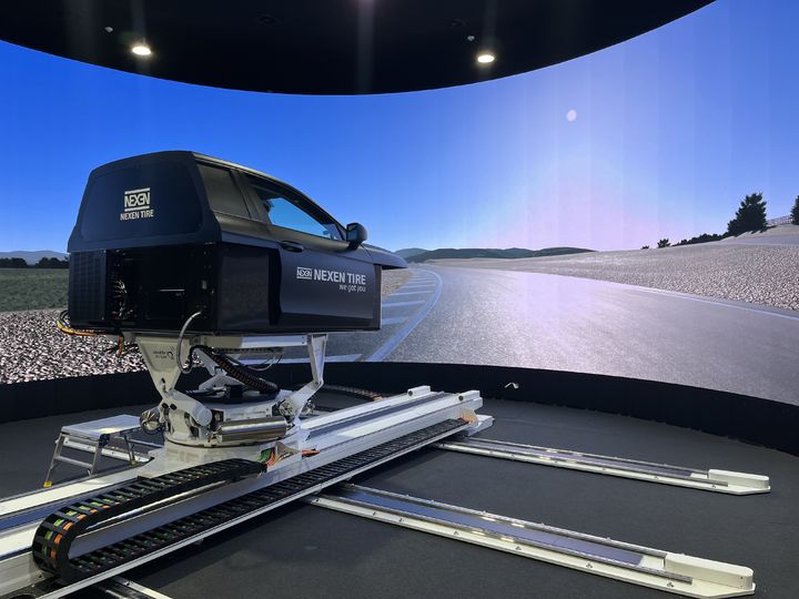 [부산=뉴시스] 서울 마곡 중앙연구소에 위치한 드라이빙시뮬레이터. (사진=넥센타이어 제공) 2025.12.09. photo@newsis.com *재판매 및 DB 금지