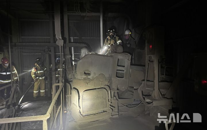 [경주=뉴시스] 경북 경주시 강동면 비철 금속제련 공장 화재 현장. (사진=경북소방본부 제공) 2025.12.09. photo@newsis.com