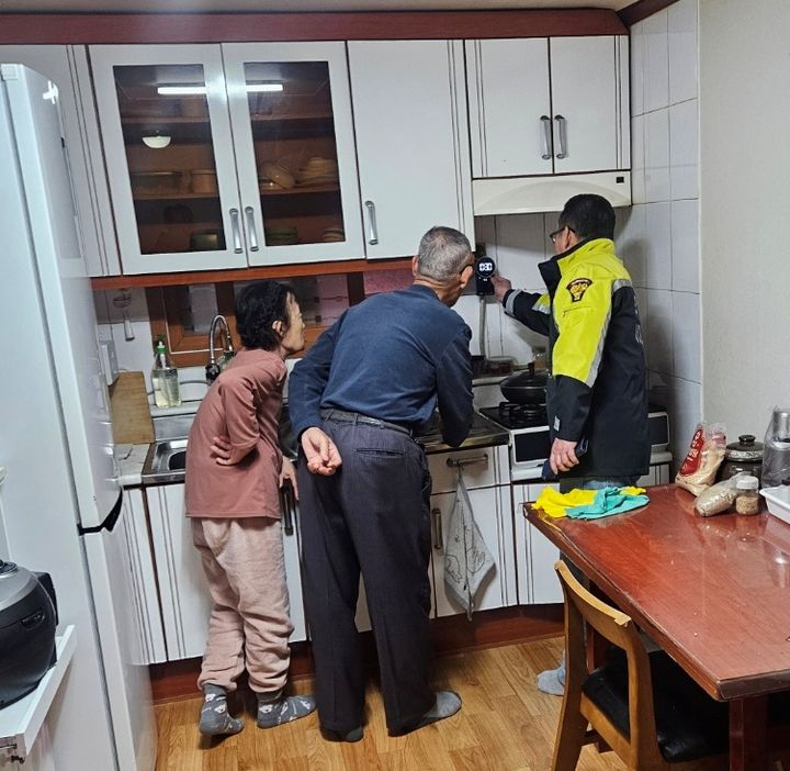 화재 사망자 절반이 노인…의용소방대, 독거노인 가구 안전점검