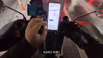 [뉴시스]오토바이를 타고 배달을 가던 배달기사가 눈길에 미끄러졌다. (영상 = _daddymoney_. 인스타그램 갈무리)*재판매 및 DB 금지 *재판매 및 DB 금지