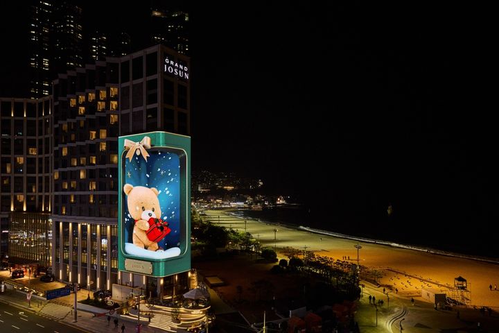 [서울=뉴시스] 그랜드 조선 부산이 호텔 벽면의 초대형 미디어 전광판 '그랜드 조선 미디어'를 통해 캐릭터 '조곰이' 영상을 선보인다고 9일 밝혔다. (사진=그랜드 조선 부산 제공) 2025.12.09. photo@newsis.com *재판매 및 DB 금지