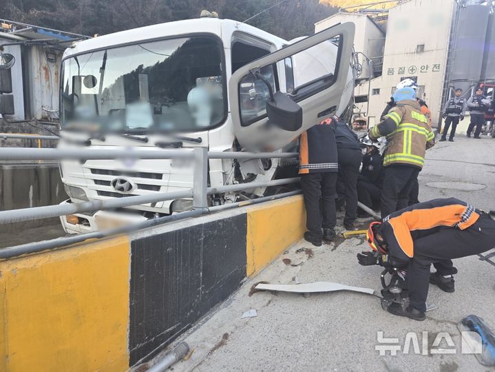 [파주=뉴시스] 사고 현장. (사진=경기도북부소방재난본부 제공) 2025.12.09 photo@newsis.com