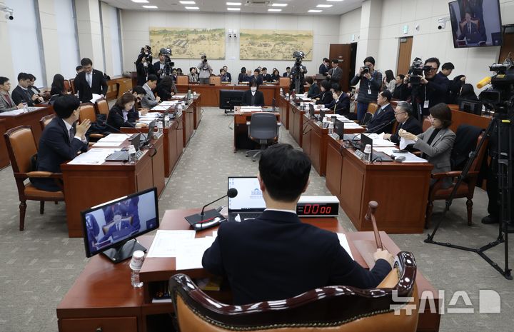 [서울=뉴시스] 조성봉 기자 = 김영호 국회 교육위원장이 9일 오전 서울 여의도 국회에서 열린 교육위원회 전체회의에서 의사봉을 두드리고 있다. 2025.12.09. suncho21@newsis.com 