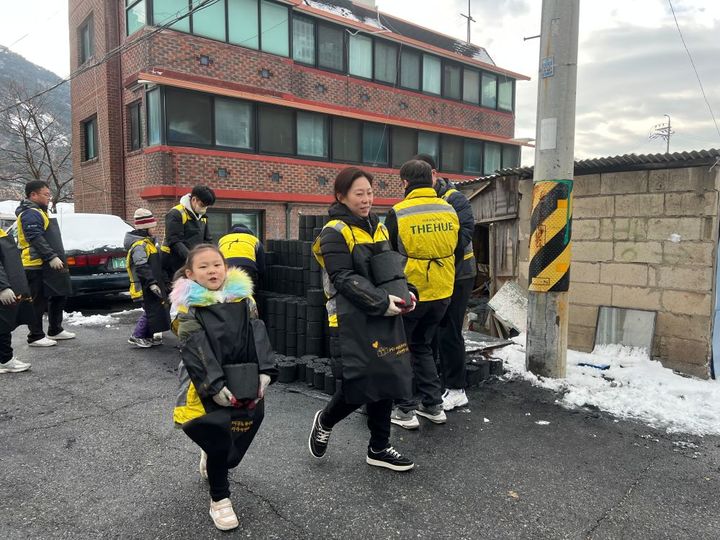 [서울=뉴시스] 한신공영 사내 봉사단인 '한신효(孝)봉사단'은 지난 6일 서울 노원구 상계동 일대에서 겨울철 난방연료 지원이 필요한 분들을 위한 '사랑의 연탄나눔봉사'를 진행했다고 9일 밝혔다. (사진=한신공영 제공) 2025.12.09. photo@newsis.com *재판매 및 DB 금지