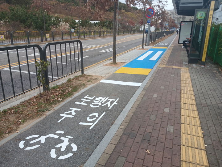 [인천=뉴시스] 주변 보행환경을 개선한 인천 중구 영종국제도시 한 버스정류장. (사진=중구 제공) 2025.12.09. photo@newsis.com *재판매 및 DB 금지