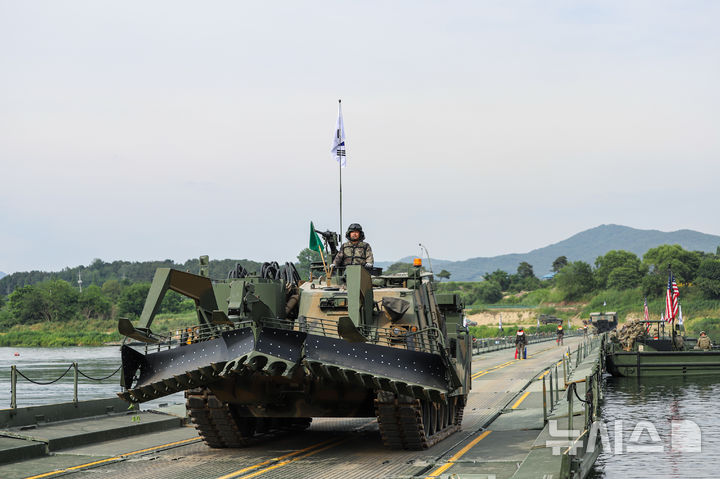 [창원=뉴시스] 현대로템 창원공장에서 만든 K600 장애물개척전차. (사진=현대로템 제공) 2025.12.09. photo@newsis.com