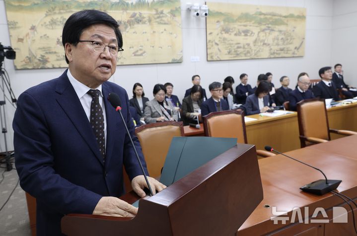 [서울=뉴시스] 조성봉 기자 = 최교진 교육부 장관이 9일 오전 서울 여의도 국회에서 열린 교육위원회 전체회의에서 법안 처리 관련 발언을 하고 있다. 2025.12.09. suncho21@newsis.com 