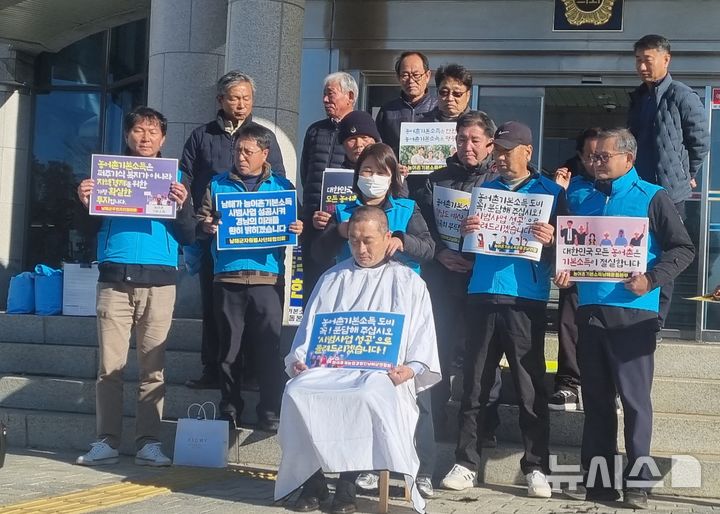 [창원=뉴시스]홍정명기자=9일 오전 경남도의회 현관 앞에서 더불어민주당 소속 류경완(남해) 도의원이 농어촌기본소득운동경남연합, 남해군농어촌기본소득추진연대와 남해군 농어촌기본소득 시범사업 도비 예산 전액 복원을 촉구하는 기자회견을 마친 후 삭발하고 있다.2025.12.09. hjm@newsis.com