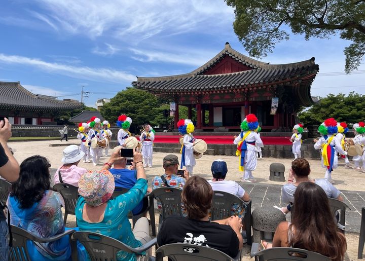 [제주=뉴시스] 제주시가 추진하는 크루즈 연계 지역경제 활력 증진 행사 모습. (사진=제주시 제공) 2025.12.09. photo@newsis.com *재판매 및 DB 금지
