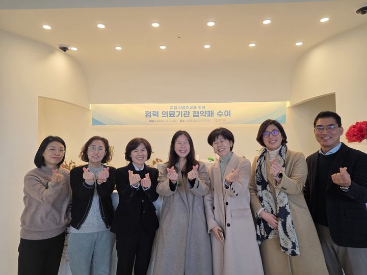 [세종=뉴시스] 협약패 전달식 이후 기념사진을 찍고 있다. (사진=세종시교육청).2025.12.05.photo@newsis.com. *재판매 및 DB 금지