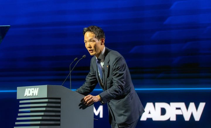 [서울=뉴시스] 김동원 한화생명 최고글로벌책임자(CGO) 사장이 8일(현지시간) 아부다비 금융주간(ADFW) 2025의 글로벌 마켓 서밋 개회사를 하고 있다. (사진=한화생명 제공) 2025.12.09 photo@newsis.com *재판매 및 DB 금지