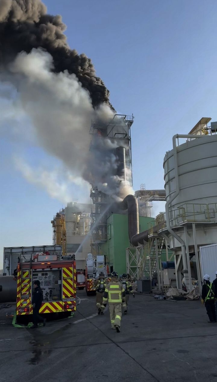 [인천=뉴시스] 인천 중구 북성동 목재공장 화재. (사진=인천소방본부 제공) 2025.12.09. photo@newsis.com *재판매 및 DB 금지