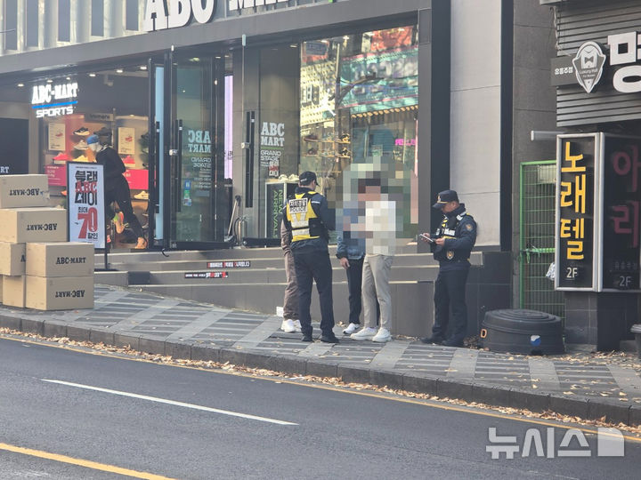 [제주=뉴시스] 제주자치경찰단 기초질소 질서 위반 외국인 적발 자료사진. (사진=제주도 제공) 2025.12.09. photo@newsis.com