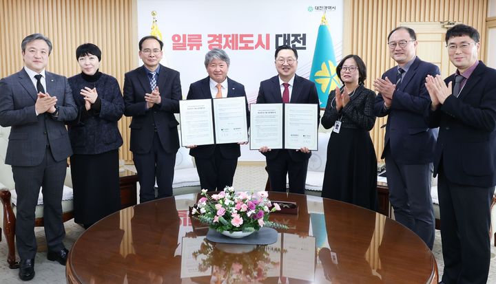 [대전=뉴시스]대전시와 건양대학교는 9일 오전 시청 응접실에서 '신교통단(3칸 굴절차량) 시범사업 차고지 조성을 위한 부지사용 업무협약'을 체결했다. (사진=대전시 제공) 2025. 12., 09 photo@newsis.com *재판매 및 DB 금지