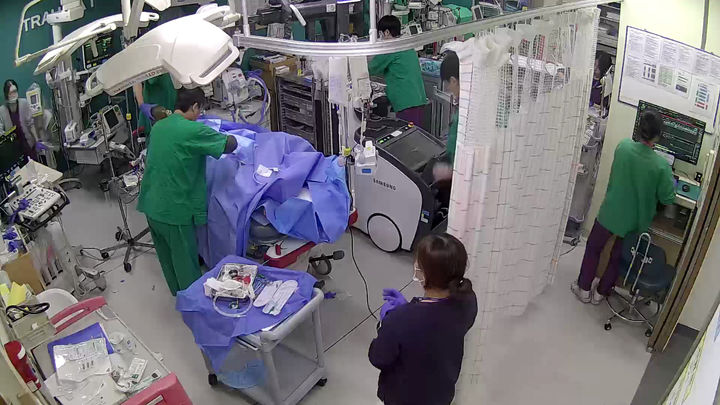 [천안=뉴시스] 단국대학교병원 외상소생실에서 치료받고 있는 이 군.(사진= 단국대학교병원 제공).2025.12.09.photo@newsis.com. *재판매 및 DB 금지