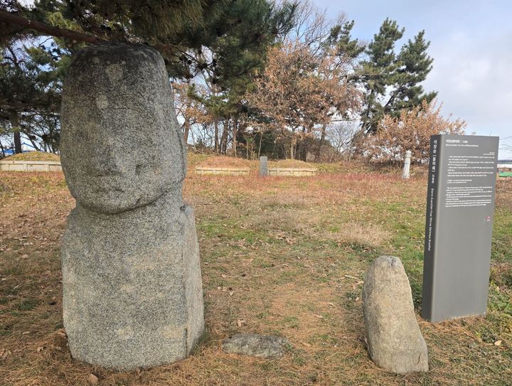 [당진=뉴시스] 보존처리 끝낸 충남 당진시 신평면 운정리 돌미륵과 명문석. (사진=당진시 제공) 2025.12.09. photo@newsis.com  *재판매 및 DB 금지