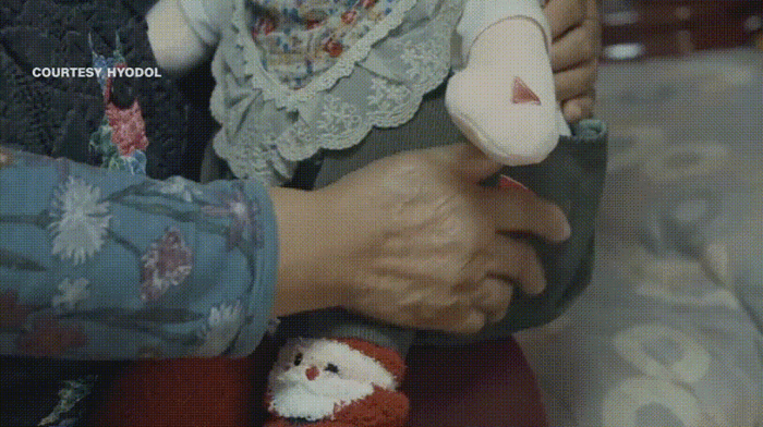 "할머니, 하루 종일 기다렸어요"...韓 AI 돌봄 인형, 외신도 주목(영상) - 뉴스 썸네일 이미지