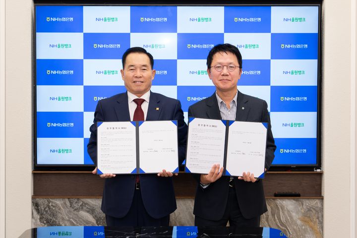 [서울=뉴시스]공식후원사 업무협약을 체결한 대한사격연맹 강연술 회장(왼쪽)과 NH농협은행 홍종표 홍보본부장. (사진=대한사격연맹 제공)