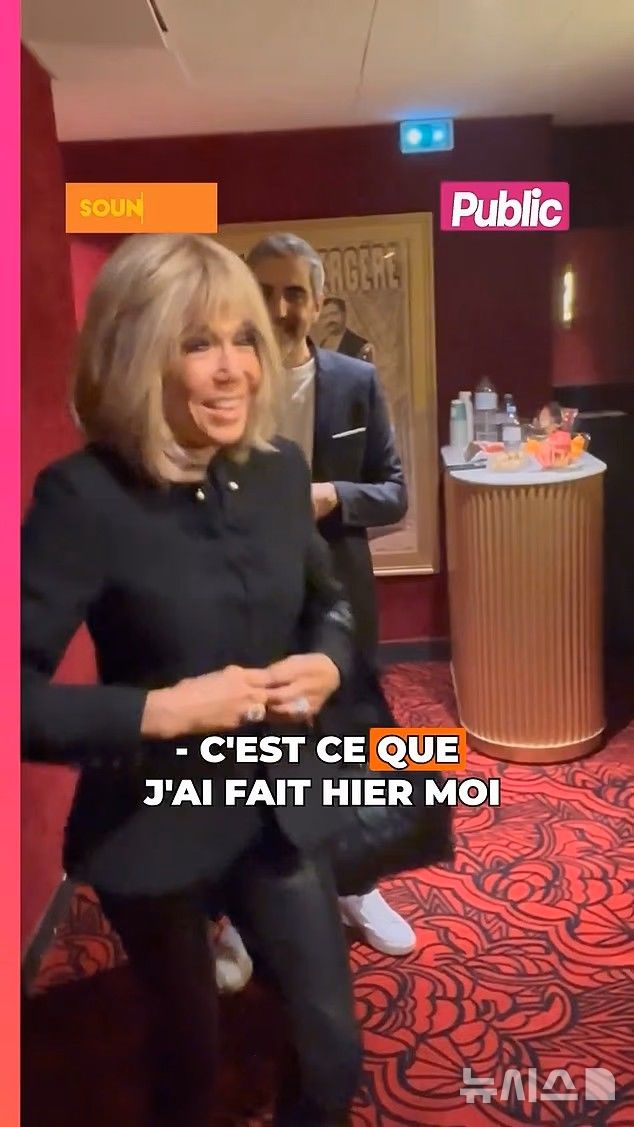 [서울=뉴시스] 브리지트 마크롱 여사가 지난 7일 무대 뒤에서 배우 아리 아비탄과 대화하고 있다. 마크롱 여사는 이 자리에서 아비타의 공연을 방해한 페미니스트들을 향해 "더러운 X년들"이라고 발언에 논란이 되고 있다. (사진출처: 데일리메일 캡처) 2025.12.09.