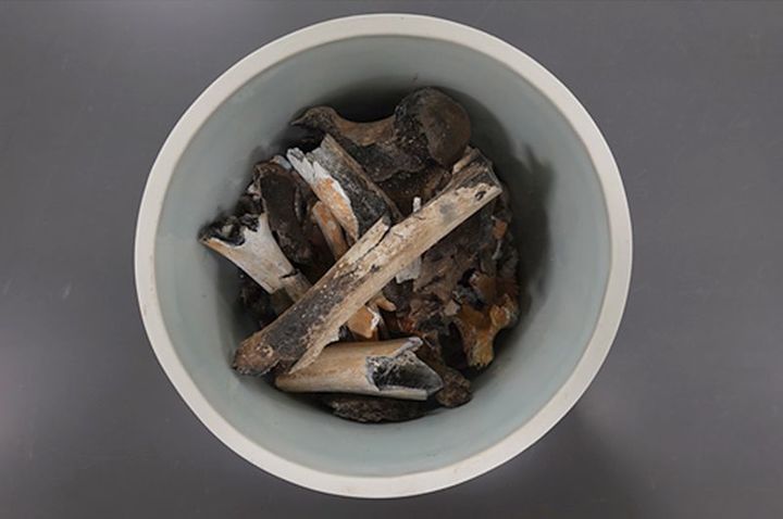 [서울=뉴시스] 2000년 9월 강원도 화천군 상서면 일대에서 발굴한 국군 제2사단 소속의 고(故) 이재식 일병의 유해. (사진=국방부 제공) 2025.12.09. photo@newsis.com *재판매 및 DB 금지