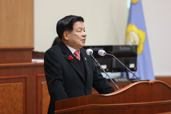 [고성(경남)=뉴시스] 신정철 기자= 이상근 고성군수가 제306회 고성군의회 제2차 정례회 제2차 본회의에서 시정연설을 통해 “2026년도에는 미래경쟁력 강화를 위한 회복력 도시! 군민행복 도시!를 핵심으로 군정을 펼쳐 나가겠다”고 말했다.사진은 지난 8일 개회된 제306회 고성군의회 제2차 정례회에서 이 군수의 시정연설 모습.(사진=고성군 제공).2025.12.09. photo@newsis.com *재판매 및 DB 금지