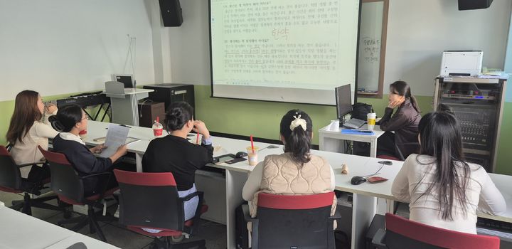 [금산=뉴시스] 충남 금산군가족센터에서 결혼이민자들이 한국어 교육을 받고 있다. (사진= 금산군 제공) 2025.12.09. photo@newsis.com *재판매 및 DB 금지