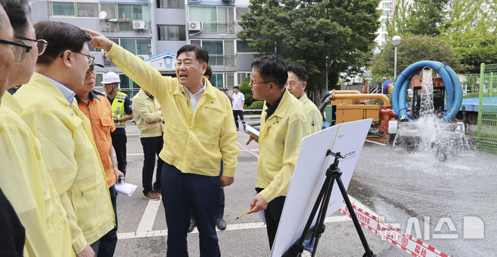 [전북=뉴시스] 김관영 전북지사가 군산 집중호우 피해지역을 찾아 현장 점검에 나서고 있다. 2025.09.06 *재판매 및 DB 금지