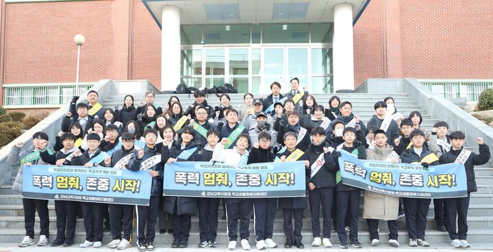 [울산=뉴시스] 구미현 기자 =천창수 울산시교육감이 9일 학성중에서 학교폭력 예방 홍보활동에 참여하고 참가자들과 기념사진을 찍고있다. (사진=울산시교육청 제공) 2025.12.09. photo@newsis.com *재판매 및 DB 금지