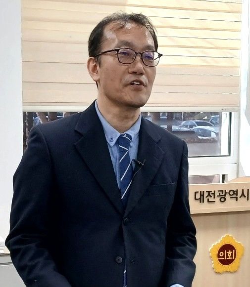 [대전=뉴시스] 조명휘 기자 = 강재구 건양대 의학과 교수가 9일 오후 대전시의회 기자실에서 회견을 열고 내년 대전시교육감 선거 출마를 선언하고 있다. 2025.12.09. photo@newsis.com *재판매 및 DB 금지