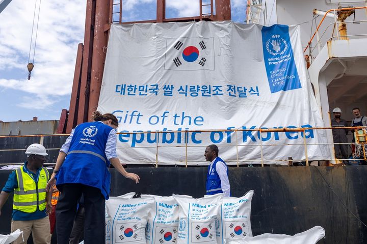 [세종=뉴시스] 한국농수산식품유통공사(aT)는 지난 8일 부산항에서 나미비아로 가는 1632t 규모의 해외원조 쌀 출항을 마지막으로, 식량원조협약(FAC)에 따른 15만t 규모 쌀 원조를 완료했다고 9일 밝혔다. (사진=aT 제공) 2025.12.09. photo@newsis.com *재판매 및 DB 금지
